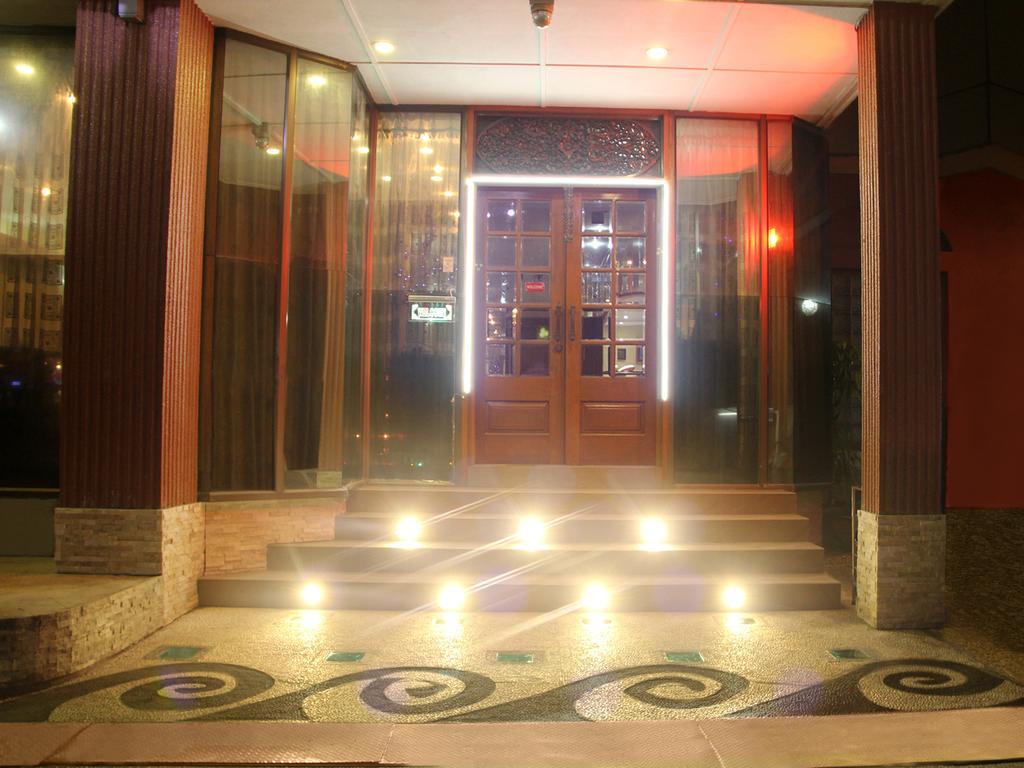 Crystal Palace Hotel Rangum Exterior foto